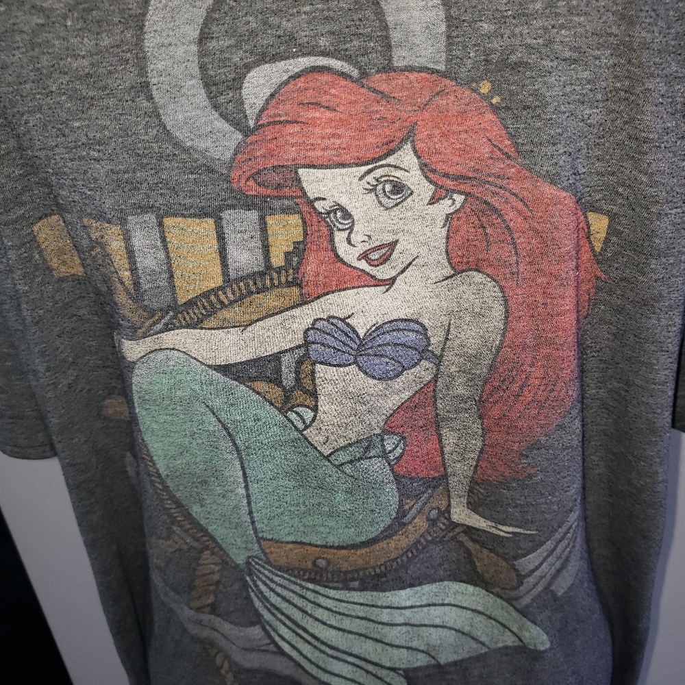 Disney Classic The Little Mermaid Ariel Anchor Distressed Men’s Tee Shirt Large - Picture 2 of 2